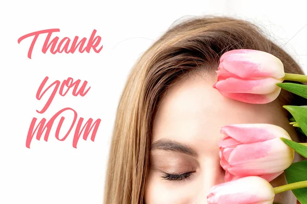Uśmiechnięta Młoda Kobieta Różowymi Tulipanami Tekst Napisem Thank You Mom — Zdjęcie stockowe