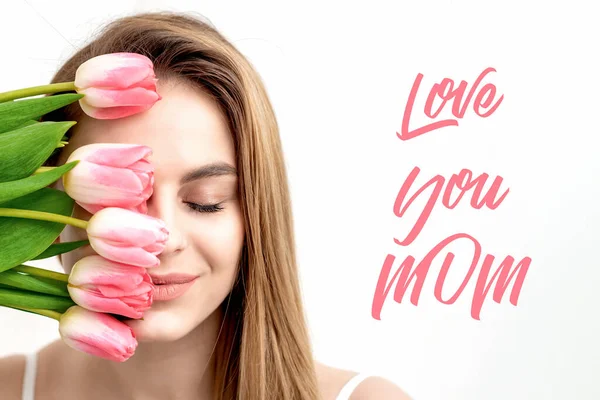 Love You Mama Różowy Tekst Portret Pięknej Kobiety Różowymi Tulipanami — Zdjęcie stockowe