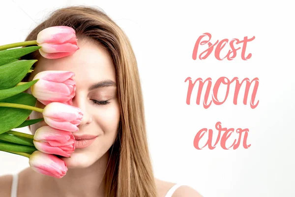 Jovem Sorridente Com Tulipas Cor Rosa Assine Texto Best Mom — Fotografia de Stock