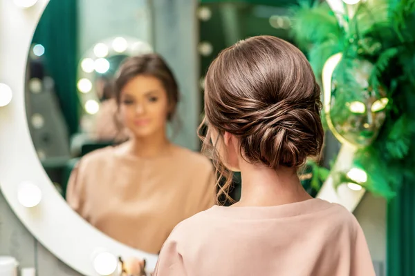 Mooie Jonge Vrouw Met Kapsel Kijken Spiegel Schoonheidssalon — Stockfoto