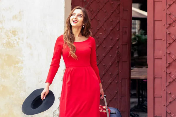 Удивлённая Юная Туристка Ходит Улице Красном Длинном Платье Двери — стоковое фото
