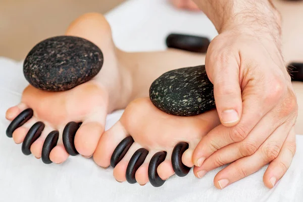 Manos Terapeuta Masaje Pone Piedras Entre Los Dedos Los Pies —  Fotos de Stock