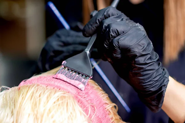 Mão Com Pincel Aplicando Tinta Rosa Cabelo Branco Mulher Perto — Fotografia de Stock