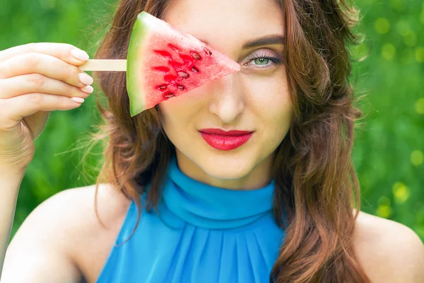 Krásná Žena Zakrývající Její Oko Trojúhelníkem Melounu Zeleném Travnatém Pozadí — Stock fotografie