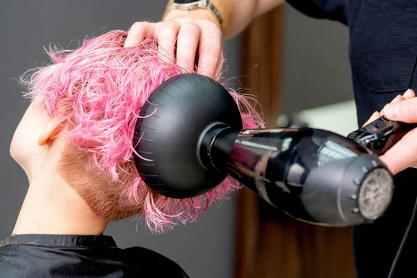 Close Kappers Handen Drogen Roze Haar Met Haardroger Kapsalon — Stockfoto