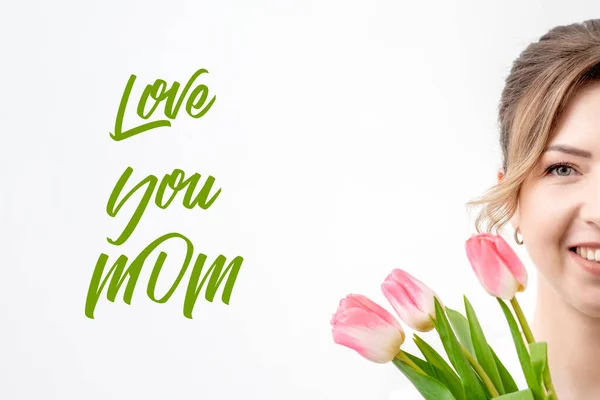 Love You Mom Texto Verde Sorrindo Jovem Com Tulipas Rosa — Fotografia de Stock