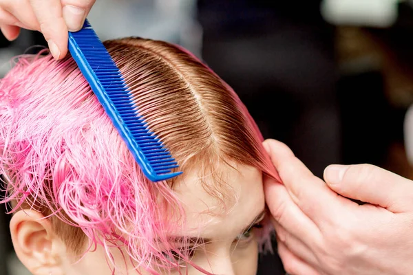 Close Kappershanden Scheiden Het Roze Haar Van Jonge Vrouw Met — Stockfoto