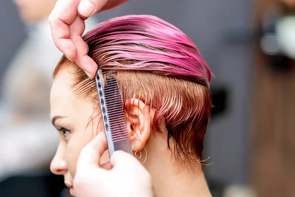 Cabeleireiro Mãos Estão Penteando Mulher Cabelo Rosa Molhado Salão Cabeleireiro — Fotografia de Stock