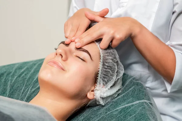 Mulher Bonita Que Recebe Massagem Testa Por Mãos Cosmetologist Salão — Fotografia de Stock