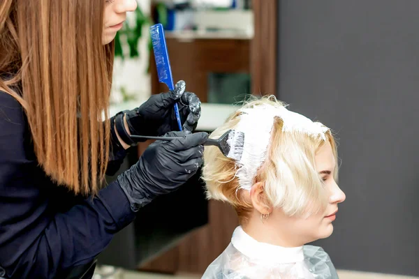 Friseur Färbt Schönheitssalon Haare Einer Frau Weißem Farbstoff — Stockfoto