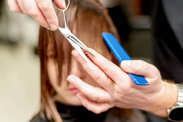 Handen Van Kapper Knippen Haarpunten Van Vrouw Schoonheidssalon — Stockfoto