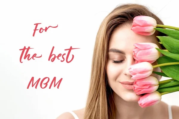 Mujer Joven Sonriente Con Tulipanes Rosados Firma Texto Para Mejor — Foto de Stock