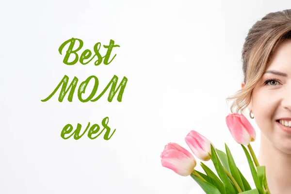 Uśmiechnięta Młoda Kobieta Różowymi Tulipanami Napisem Najlepsza Mama Białym Tle — Zdjęcie stockowe