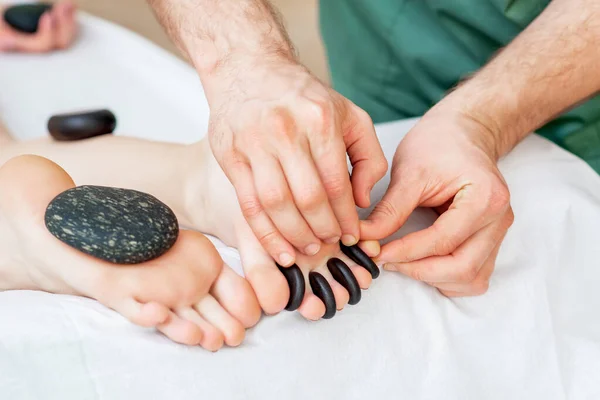 Masajista Manos Terapeuta Están Poniendo Piedras Calientes Entre Los Dedos —  Fotos de Stock