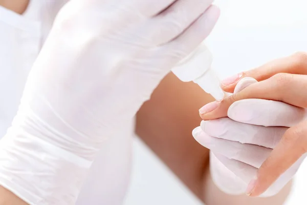 Μανικιούρ Εξειδικευμένα Χέρια Εφαρμόζουν Κόλλα Για Καρφί Της Γυναίκας Από — Φωτογραφία Αρχείου