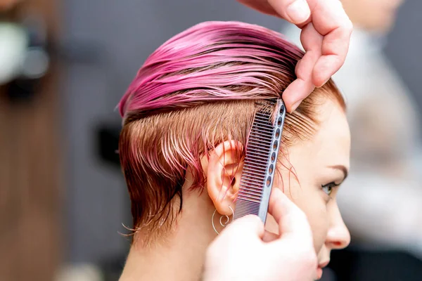 Mãos Cabeleireiro Penteiam Cabelo Mulher Salão Perto — Fotografia de Stock