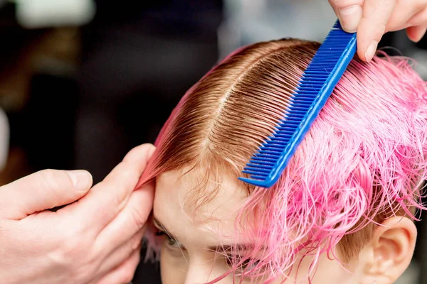 Kappers Handen Scheidt Het Roze Haar Van Jonge Vrouw Met — Stockfoto