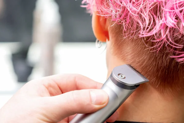 Visão Traseira Cabeleireiro Mão Está Raspando Cabelo Rosa Mulher Com — Fotografia de Stock