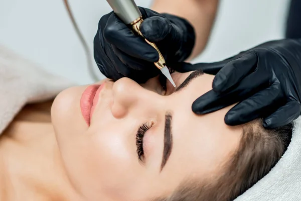 Professional Cosmetologist Hands Doing Permanent Makeup Eyebrows Young Woman Close — Stock Photo, Image
