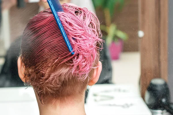 Ręce Fryzjera Kropi Woda Różowe Włosy Kobiety Salonie Fryzjerskim — Zdjęcie stockowe