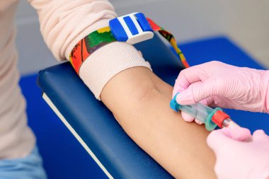 Hemşire Coronavirus aşısını tanıtıyor. Kadının koluna iğne batırıyor..
