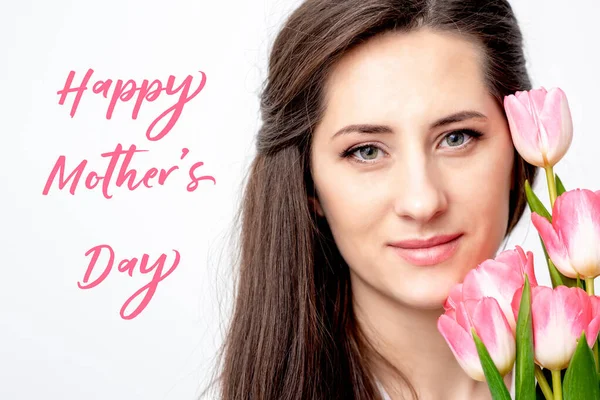 Feliz Día Madre Texto Rosa Retrato Mujer Joven Con Tulipanes —  Fotos de Stock