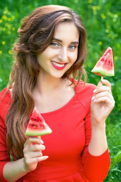 Krásná Usmívající Mladá Žena Drží Dva Kusy Melounu Podobě Trojúhelníku — Stock fotografie