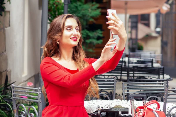 Mulher Bonita Está Tomando Selfie Por Smartphone Mesa Café Livre — Fotografia de Stock