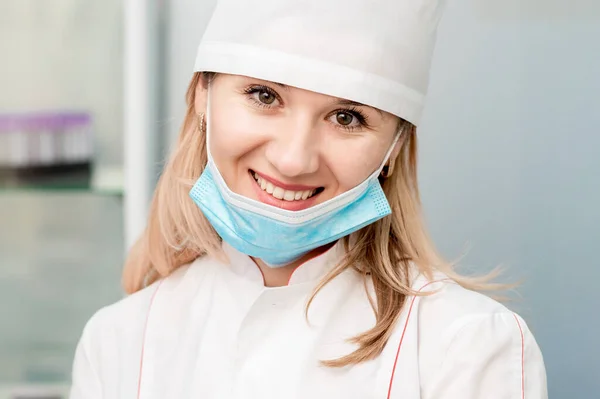 Jovem Médico Enfermeira Com Máscara Abaixada Sorrindo Laboratório — Fotografia de Stock