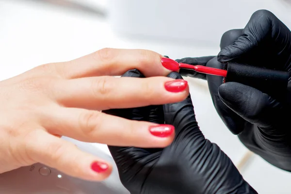 Manicure Verft Vingernagels Met Rode Nagellak Salon Close — Stockfoto