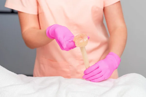 Les Mains Cosmétologue Tiennent Pâte Sucre Liquide Cire Pendant Procédure — Photo