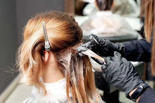 Fryzjerskie Dłonie Farbują Włosy Kobiety Salonie Fryzjerskim — Zdjęcie stockowe