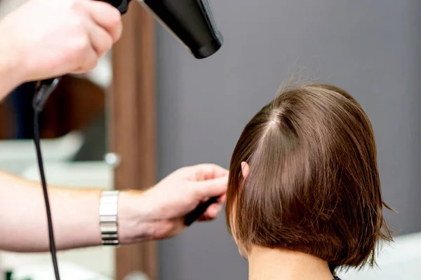 Profesyonel Kuaföre Yakın Plan Kadın Saçı Kurutmak Kuaförde Arka Plan — Stok fotoğraf
