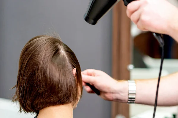 Kuaförün Eli Kuaförde Saç Kurutma Makinesiyle Kadının Saçını Kurutuyor — Stok fotoğraf