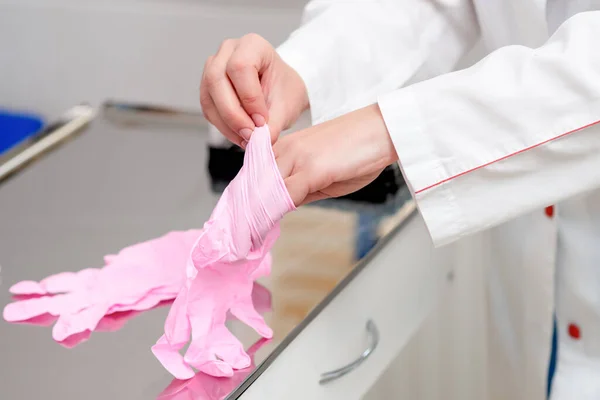 Mãos Médico Estão Colocar Luvas Cor Rosa Hospital Perto — Fotografia de Stock