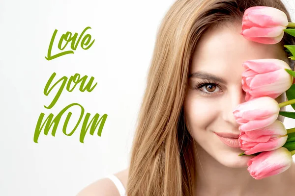 Love You Mom Texto Verde Retrato Mujer Hermosa Con Tulipanes —  Fotos de Stock