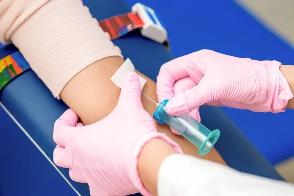 Krankenschwestern Führen Den Coronavirus Impfstoff Ein Und Führen Eine Nadel — Stockfoto