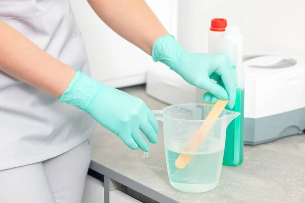 Mãos Trabalhador Médico Está Preparando Solução Para Ultra Som Desinfetar — Fotografia de Stock