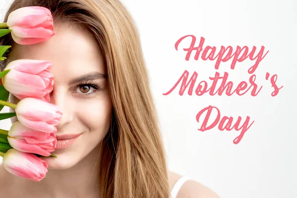 Happy Dzień Matki Różowy Znak Tekstowy Portret Uśmiechniętej Młodej Kobiety — Zdjęcie stockowe
