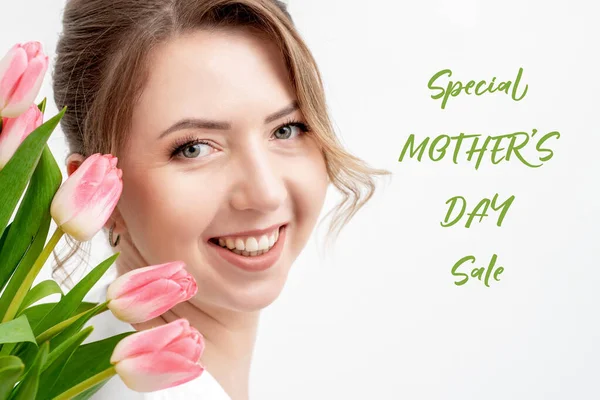 분홍색 튤립을 여성을 배경에 어머니 Special Mothers Day Sale 이라는 — 스톡 사진