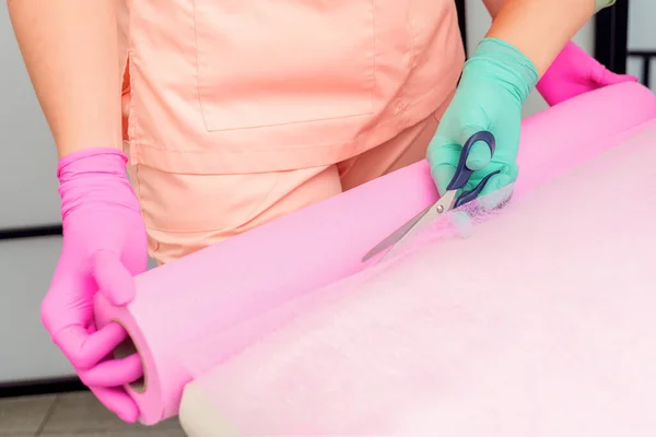 Mãos Estão Cortando Folha Descartável Tecido Com Tesoura Durante Preparar — Fotografia de Stock