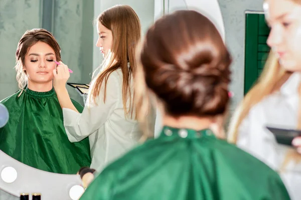 Reflektion Spegeln Makeup Artist Gör Professionell Makeup För Ung Kvinna — Stockfoto