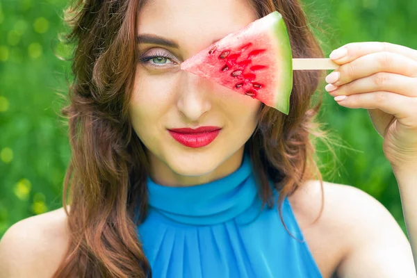 Hezká Žena Zakrývá Oko Kouskem Melounu — Stock fotografie