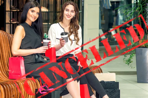 Word Gecanceleerd Achtergrond Van Twee Jonge Vrouwen Het Winkelcentrum Coronavirus — Stockfoto