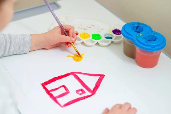 Bambino Sta Disegnando Sole Vicino Disegnato Casa Rossa Con Acquerelli — Foto Stock