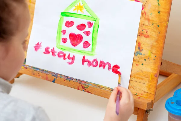 Bambino Scrive Parole Stay Home Con Acquerello Rosso Sotto Casa — Foto Stock