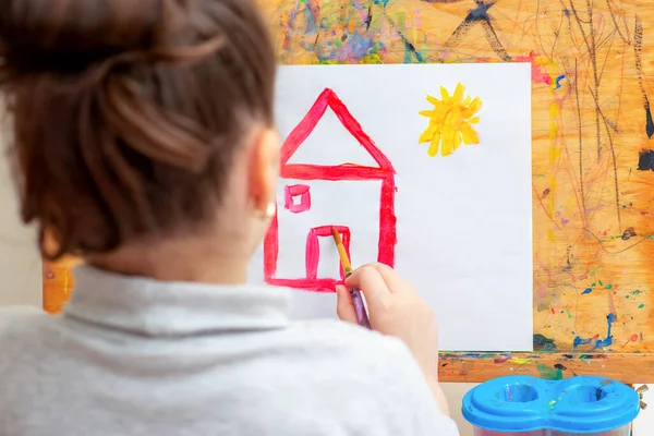 Dziecko Rysuje Dom Akwarelami Sztaludze — Zdjęcie stockowe