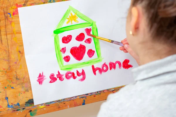 Stay Home Konzept Kind Zeichnet Haus Mit Roten Herzen Auf — Stockfoto
