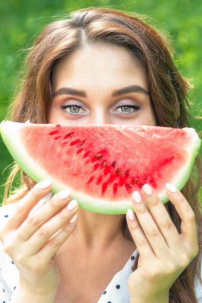 Portrét Šťastné Mladé Ženy Drží Plátek Melounu Zeleném Pozadí — Stock fotografie