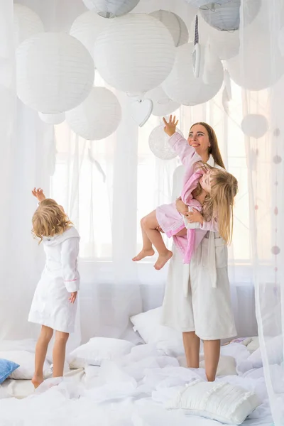 Mujer Joven Jugando Cama Con Las Dos Hijas Casa Quedarse — Foto de Stock